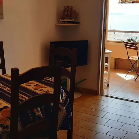 2 Pieces Au Lavandou Avec Parking Proche Plage, Terrasse Vue - Fr-1-251-843 Le Lavandou