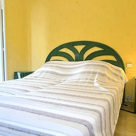 2 Pieces Au Lavandou Avec Parking Proche Plage, Terrasse Vue - Fr-1-251-843 *